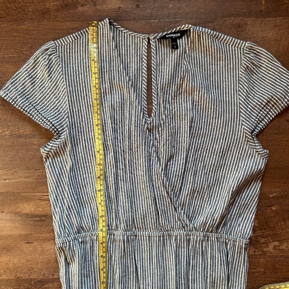 Striped Cropped Jumpsuit with Puff Sleeves - Picture 8 of 12